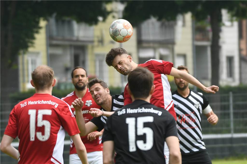 Im vereinsinternen Kreisliga-C-Duell setzte sich der TuS Henrichenburg III (2.) gegen Henrichenburg II nach Toren von Raphael Kobylanski, Dino Viotto und Patrick Scheurer mit 3:0 (2:0) durch.