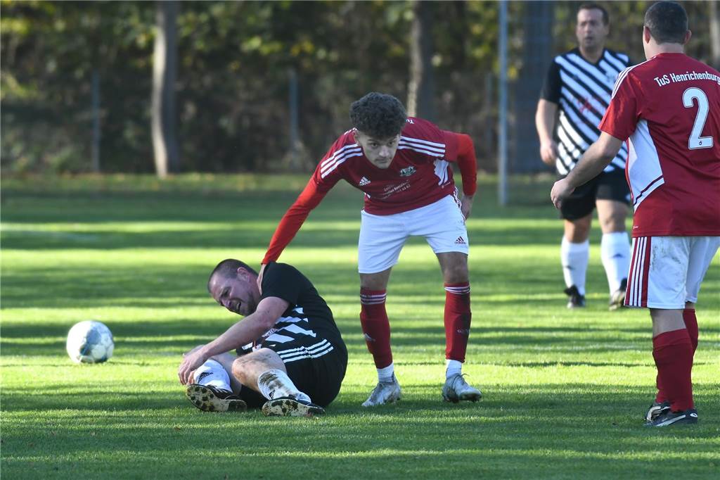 Fünf Spiele, fast 100 Fotos : Impressionen vom 14. Spieltag in Castrop-Rauxel Im vereinsinternen Kreisliga-Duell hatte der TuS Henrichenburg III gegen Henrichenburg II (rote Hemden) mit 4:0 die Nase vorn. Doppeltorschütze war Simon Waack.