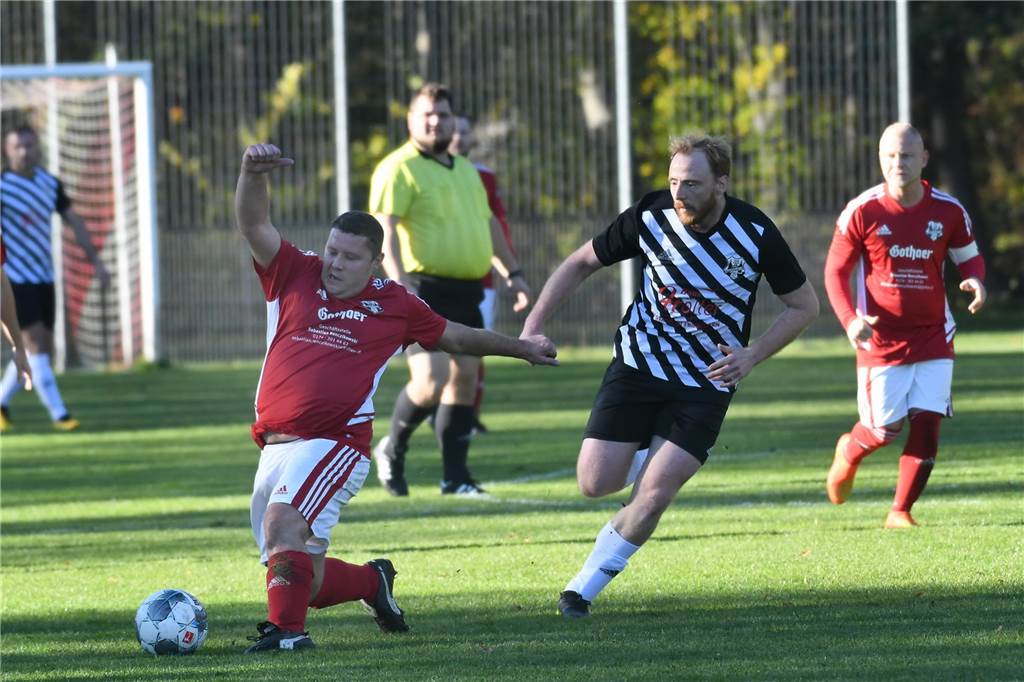 Im vereinsinternen Kreisliga-Duell hatte der TuS Henrichenburg III gegen Henrichenburg II (rote Hemden) mit 4:0 die Nase vorn. Doppeltorschütze war Simon Waack.