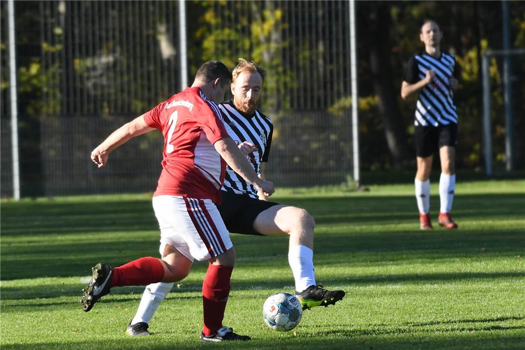 Im vereinsinternen Kreisliga-Duell hatte der TuS Henrichenburg III gegen Henrichenburg II (rote Hemden) mit 4:0 die Nase vorn. Doppeltorschütze war Simon Waack.