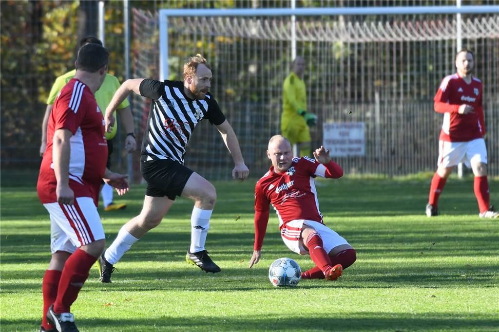 Im vereinsinternen Kreisliga-Duell hatte der TuS Henrichenburg III gegen Henrichenburg II (rote Hemden) mit 4:0 die Nase vorn. Doppeltorschütze war Simon Waack.