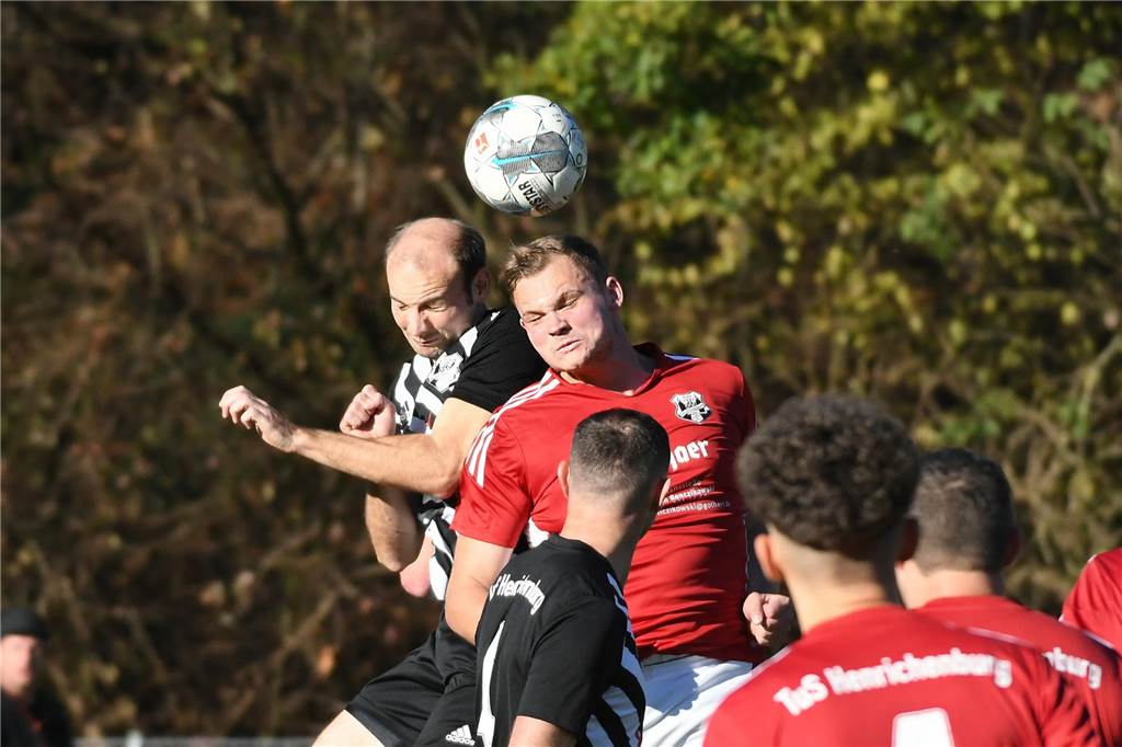 Im vereinsinternen Kreisliga-Duell hatte der TuS Henrichenburg III gegen Henrichenburg II (rote Hemden) mit 4:0 die Nase vorn. Doppeltorschütze war Simon Waack.
