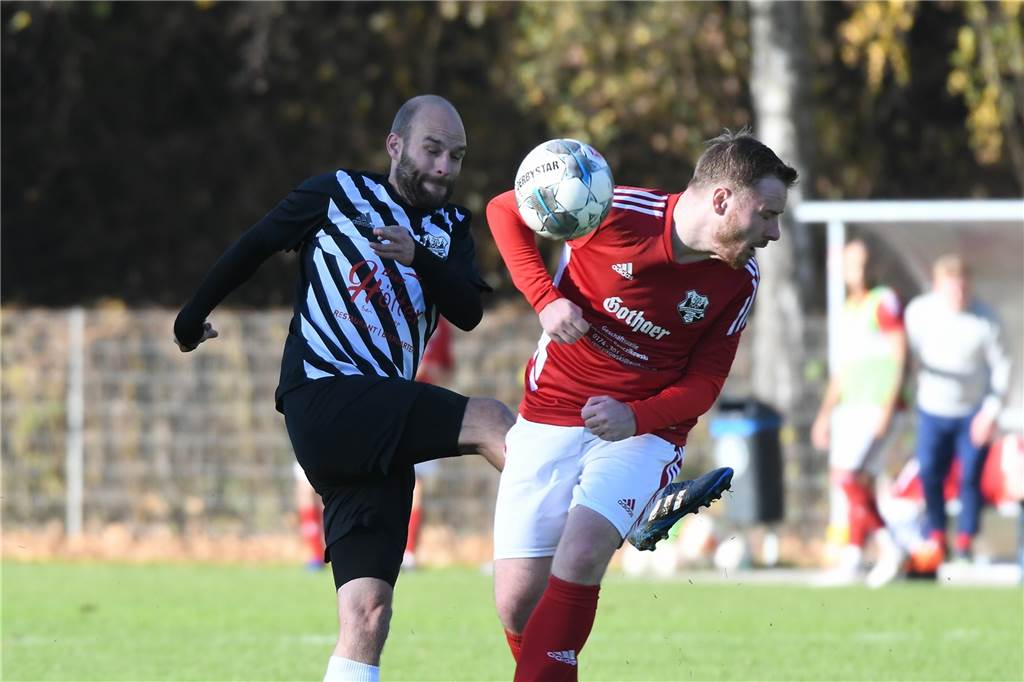 Im vereinsinternen Kreisliga-Duell hatte der TuS Henrichenburg III gegen Henrichenburg II (rote Hemden) mit 4:0 die Nase vorn. Doppeltorschütze war Simon Waack.