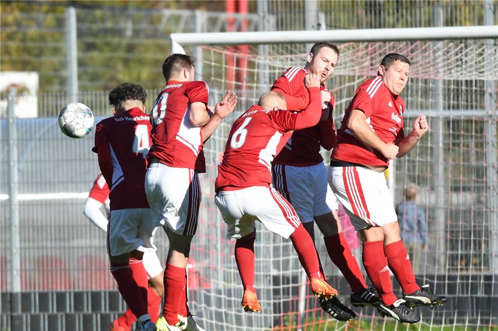 Im vereinsinternen Kreisliga-Duell hatte der TuS Henrichenburg III gegen Henrichenburg II (rote Hemden) mit 4:0 die Nase vorn. Doppeltorschütze war Simon Waack.