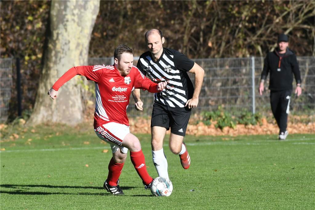 Im vereinsinternen Kreisliga-Duell hatte der TuS Henrichenburg III gegen Henrichenburg II (rote Hemden) mit 4:0 die Nase vorn. Doppeltorschütze war Simon Waack.