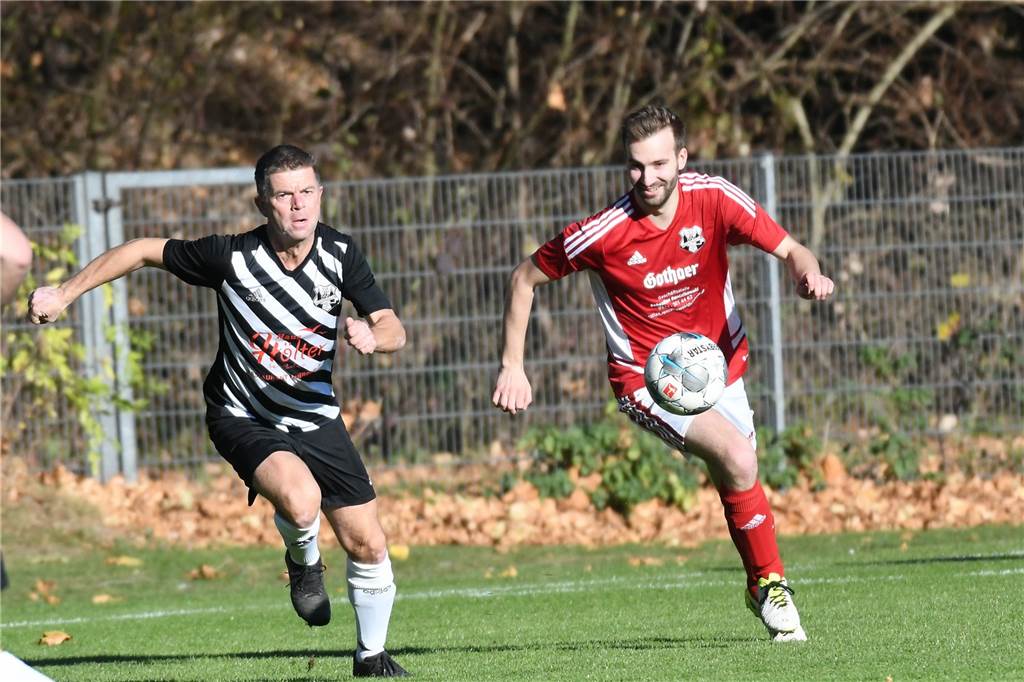 Im vereinsinternen Kreisliga-Duell hatte der TuS Henrichenburg III gegen Henrichenburg II (rote Hemden) mit 4:0 die Nase vorn. Doppeltorschütze war Simon Waack.