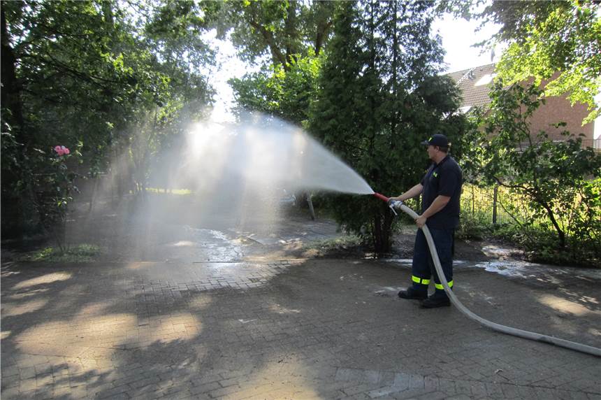 Große Trockenheit: Castrop-Rauxeler sollen Stadt-Bäume gießen Im vergangen Jahr war es auch schon zu trocken. Damals half unter anderem das THW der Stadt dabei, die Bäume mit Wasser zu versorgen.