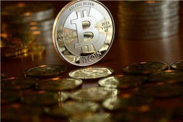Im vergangenen Herbst hatte der Bitcoin zu einem Höhenflug angesetzt. Mitte Dezember war der Kurs bis auf ein Rekordhoch bei etwa 20.000 Dollar gestiegen. Foto: Jens Kalaene