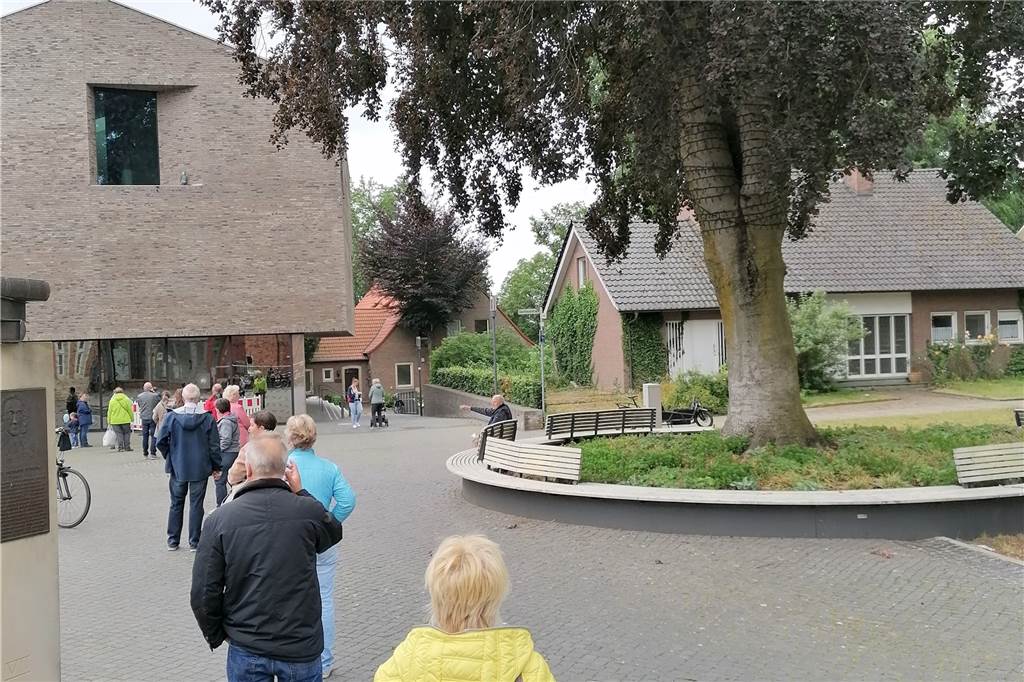 Ab Juni können Vredener mit Gutscheinen wieder 25 Prozent sparen Im vergangenen Jahr bildeten sich lange Schlange vor dem Stadtmarketing.