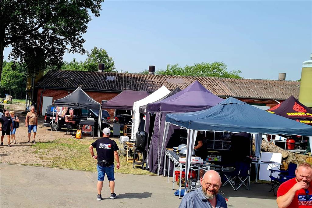 Deutsche Steak-Meisterschaft steigt auf Hof Vortmann in Dorsten Auf einem Hofplatz stehen mehrere Pavillons und Menschen.