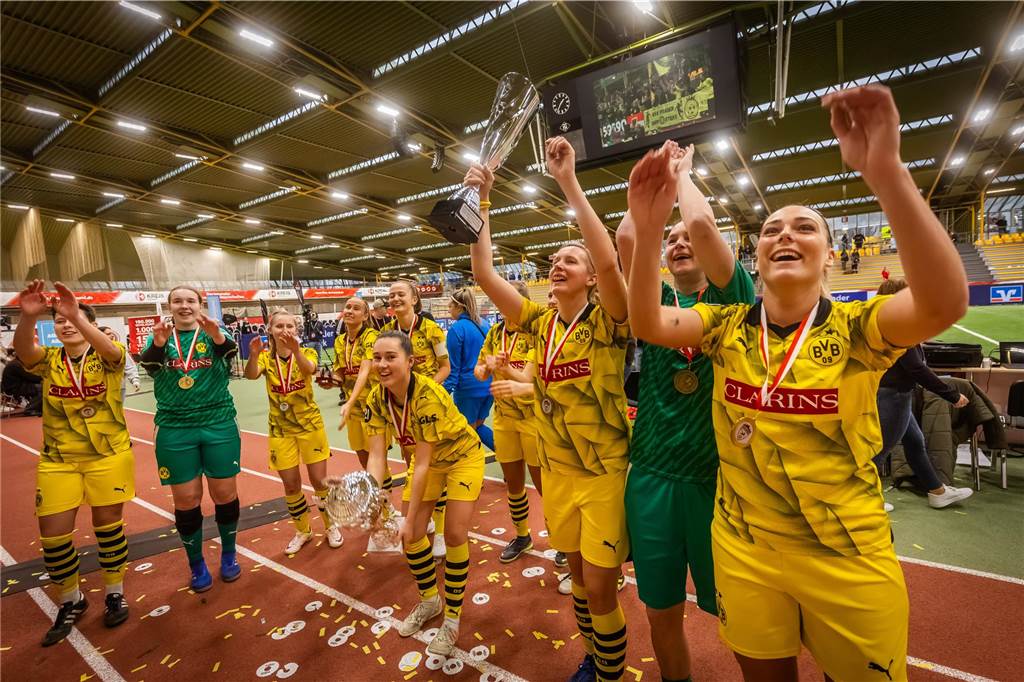 BVB-Frauen wollen Durchmarsch fortsetzen: Erste Westfalenliga-Saison mit Revierderbys Die BVB-Frauen jubeln
