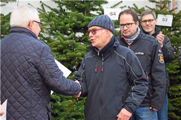 Im vergangenen Jahr gratulierte Franz Pohlmann (l.) Thomas Michels (M.) und Markus Pöter von der Freiwilligen Feuerwehr zum Bürgerpreis.