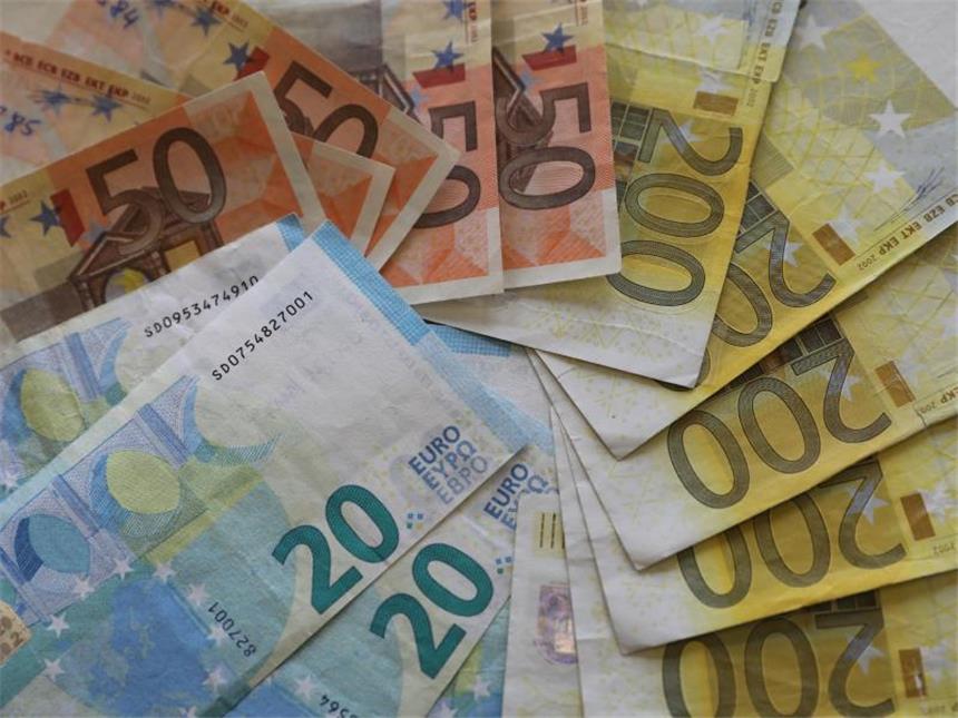 Weltweit weniger Euro-Falschgeld: Mehr Blüten in Deutschland Im vergangenen Jahr hatten Banken, Handel und Polizei in Deutschland 82 150 Euro-Blüten aus dem Verkehr gezogen, das waren 14 Prozent weniger als 2015. Foto: Bernd Wüstneck
