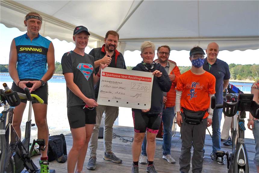 Spinning-Freunde treten im Seebad Haltern wieder in die Pedale Im vergangenen Jahr kam bei dem Spinning-Event eine stolze Summe für das Ernst-Lossa-Haus zusammen.
