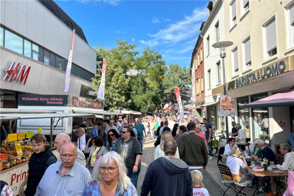 Viele Menschen auf der Lippestraße in Dorsten