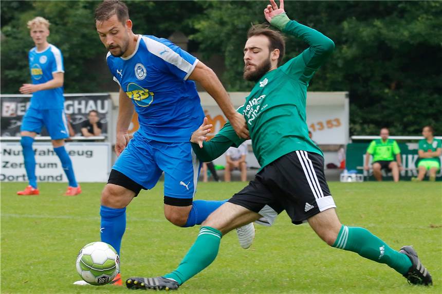 Brünninghausens Amadeus Piontek vor der Rückkehr nach Schüren: „Wir sind mental stark genug“ Im vergangenen Jahr noch Teamkollegen, beim Hecker-Cup (oben) und am Sonntag Konkurrenten: Amadeus Piontek (l.) und Enes Arpaci.
