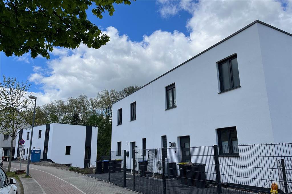 Grundstücksmarkt am Boden: Dramatische Zahlen bei Immobilienkäufen Mehrere weiße Wohnhäuser stehen nebeneinander in einem Neubaugebiet in Herten.