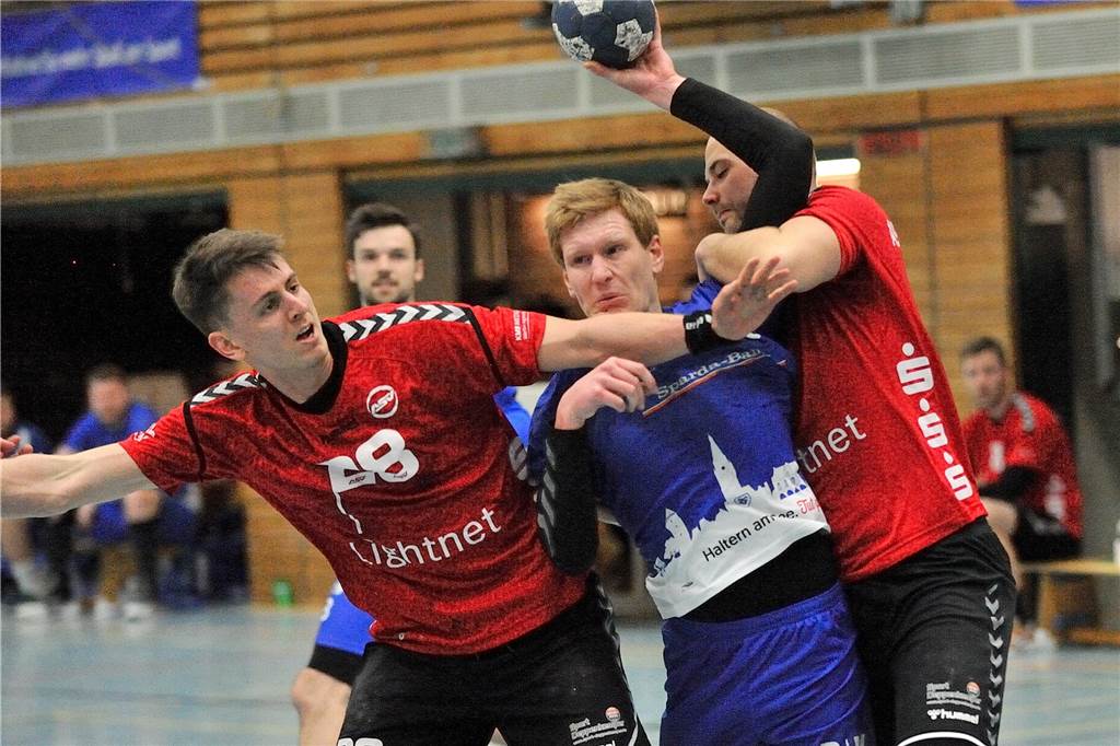 Zweitligaspieler Spiekermann über Corona-Tests und was er alles vermisst Im vergangenen Jahr spielte David Spiekermann (l.) noch vornehmlich bei der zweiten Mannschaft des ASV Hamm-Westfalen. In der Liga traf er auch auf Julian Schrief (M.) und den HSC Haltern-Sythen.