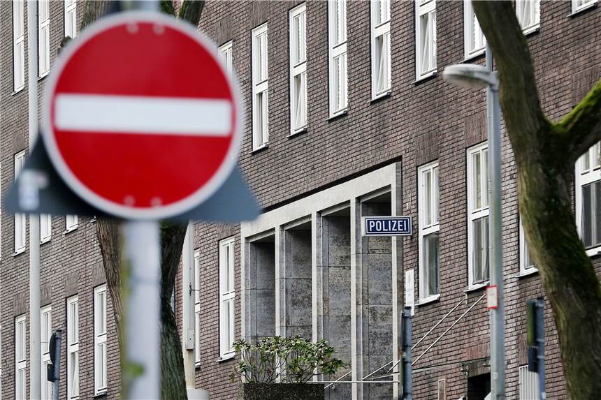 53 rechtsextreme Verdachtsfälle bei der Polizei in NRW bestätigt - Chats gelten als „privat“ Im vergangenen Jahr waren bei der Polizei in Mülheim/Ruhr mehrere Whatsapp-Gruppen aufgeflogen, in denen auch Hitler-Bilder oder hetzerische Inhalte geteilt wurden.