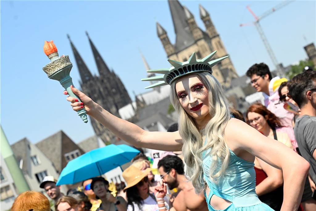 CSD in Köln 2024: Alle Infos zum Motto, dem Programm und der Demo Ein CSD-Teilnehmer bei der Parade in Köln.
