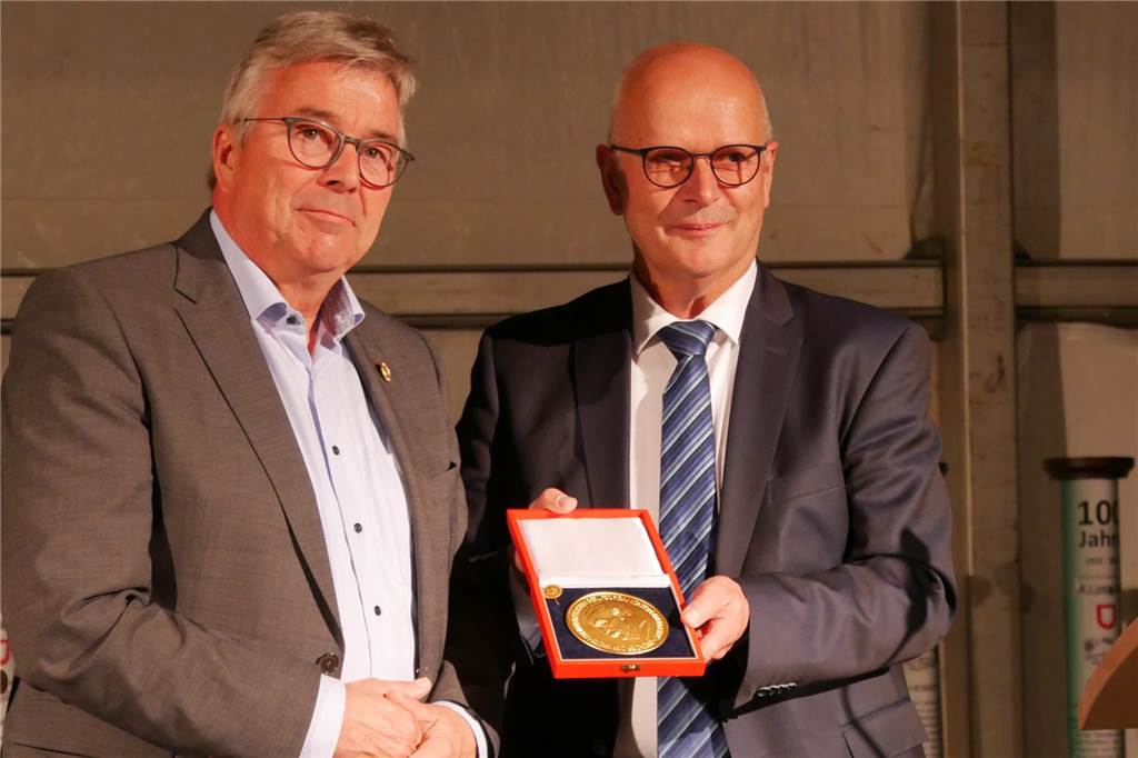 Volksbank verabschiedet Kirchhellener Aufsichtsratsvorsitzenden Im vergangenen Jahr wurde Friedrich Steinmann bereits durch die Verleihung der Schorlemer Plakette in Gold aus den Händen des Westfälisch-Lippischen Landschaftsverband, Hubertus Beringmeier, für seine Verdienste in der heimischen Landwirtschaft geehrt.