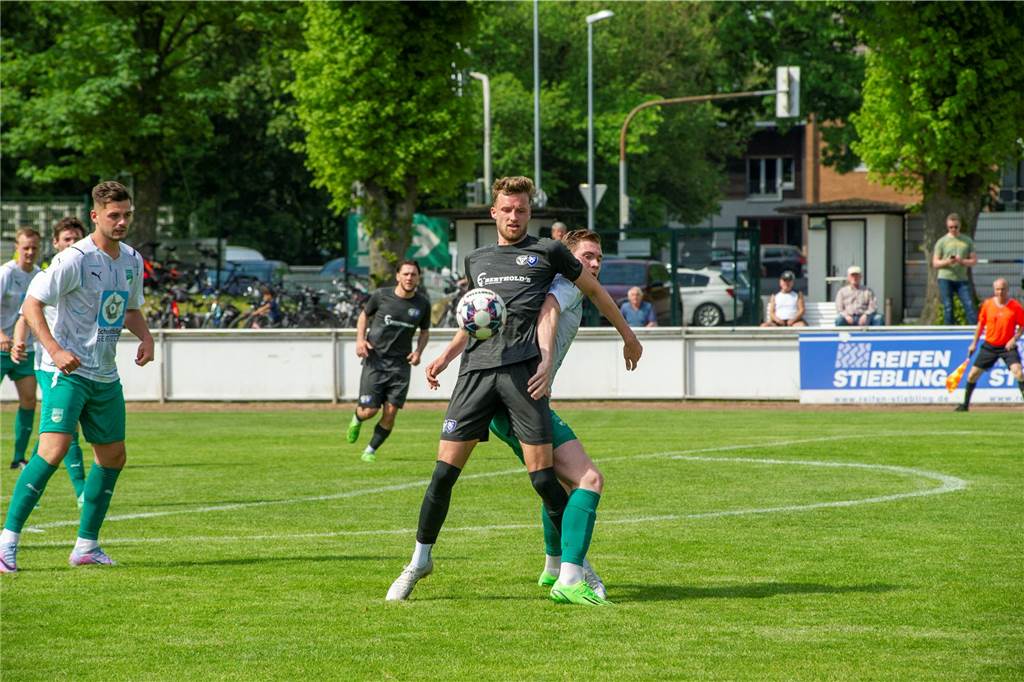 Im vergangenen Sommer wechselte Nils Fabisiak (v.) genauso wie Vangjel Frasheri von RW Deuten zum TuS Haltern. 