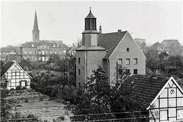 Im Vergleich zu den katholischen Christen standen die evangelischen in Werne meist im Hintergrund. Auf diesem Bild ist das anders: Vorne die evangelische Martin-Luther-Kirche, hinten die katholische Christophorus-Kirche.