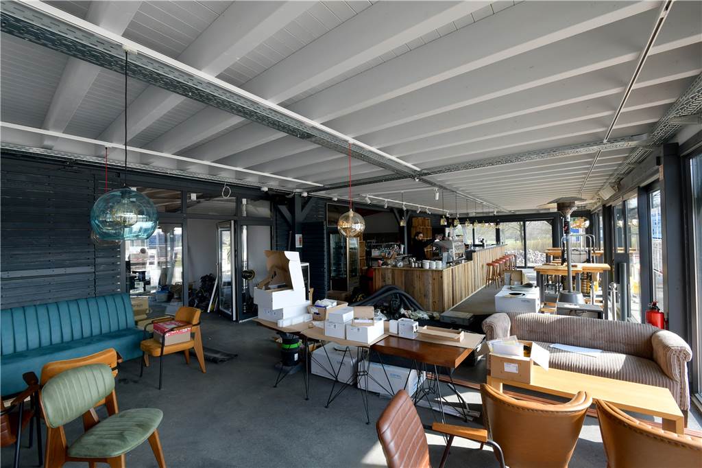 Mehr als nur die Fassade ist fertig: Café im Seepark startet Verkauf Im Verkaufsraum werden sich noch keine Gäste treffen können - mit dem Außer-Haus-Verkauf geht es aber schon am Freitag (26.3.) los.