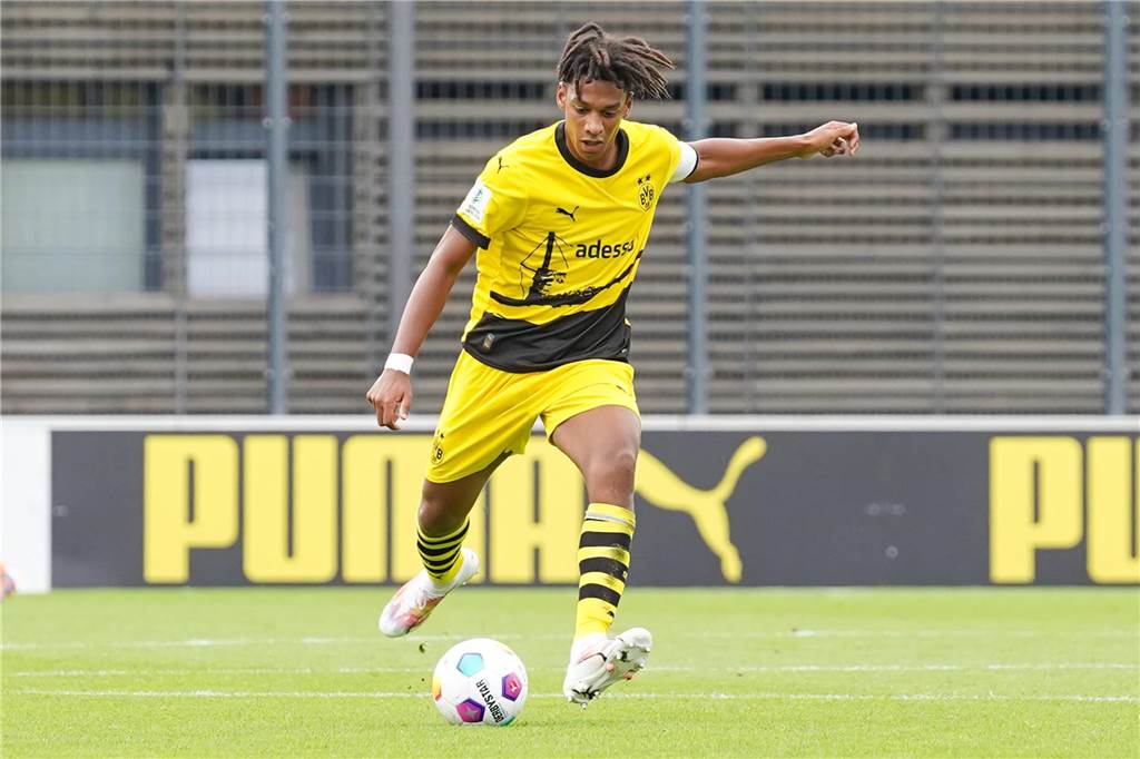BVB-U19-Trainer Tullberg ändert Strategie: „Diesen Ansatz müssen wir viel stärker verfolgen“ Filippo Mane spielt den Ball.