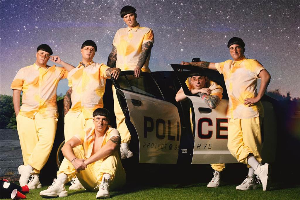 Millionen Views, Shows ausverkauft: Electric Callboy auf Raketen-Trip Im Video zu "We got the moves" tragen Eskimo Callboy Pisspottschnitt. Auch bei "Hypa, Hypa" trat die Castrop-Rauxeler Band in alIm Video zu „We got the moves“ tragen Electric Callboy Pisspottschnitt. Auch bei „Hypa, Hypa“ trat die Castrop-Rauxeler Band in albernen Neunziger-Kostümen auf.bernen Neunziger-Kostümen auf.