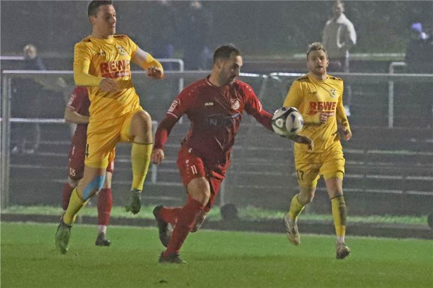 Westfalenpokal-Halbfinale ausgelost – auf diesen Gegner trifft der SV Schermbeck Im Viertelfinale des Westfalenpokals gewannen Dominik Milaszewski (M.) und der SVS gegen den Westfalenligisten DSC Wanne-Eickel mit 2:1 (2:1).
