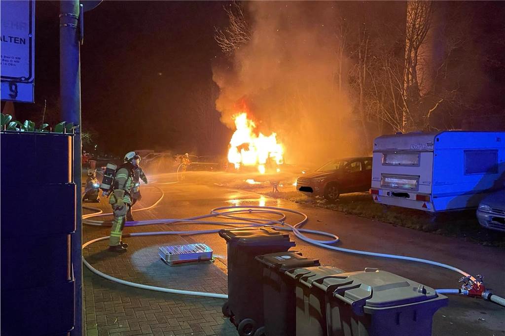 Feuerwehreinsatz in Erle: SUV und Wohnwagen in Flammen Im Vollbrand standen die Fahrzeuge, als die Feuerwehr eintraf.