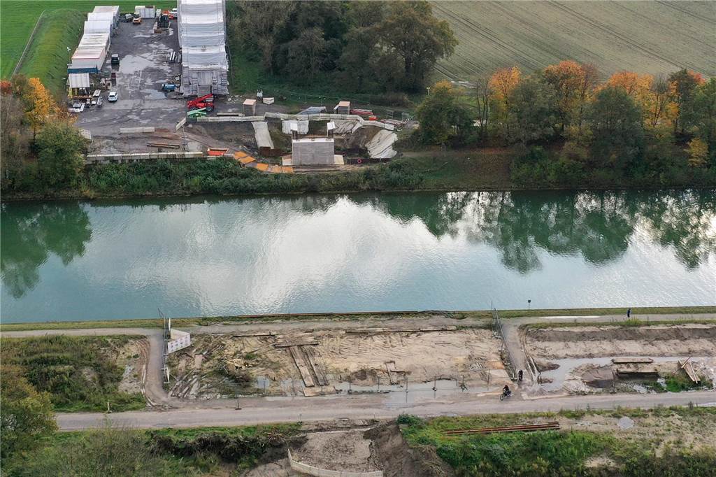 Unliebsame Entdeckung: Verzögerung auf Brücken-Baustelle in Östrich Baustelle von oben