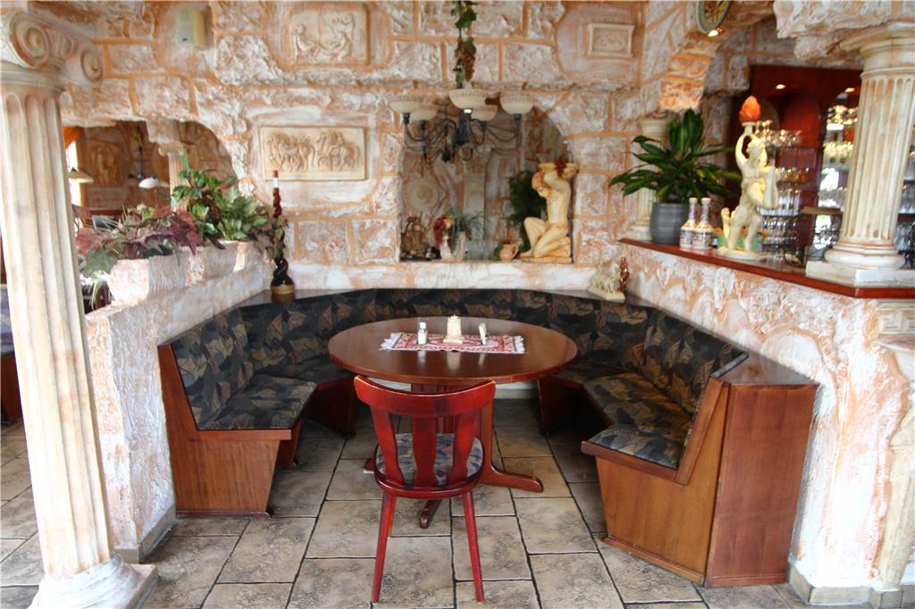 Taverna Zeus: Gute griechische Küche, stimmiges Ambiente und ein kleiner Schönheitsfehler Im vorderen Teil der Taverna gibt es nicht nur Vierertische, sondern auch Plätze, an denen größere Gruppen speisen können.