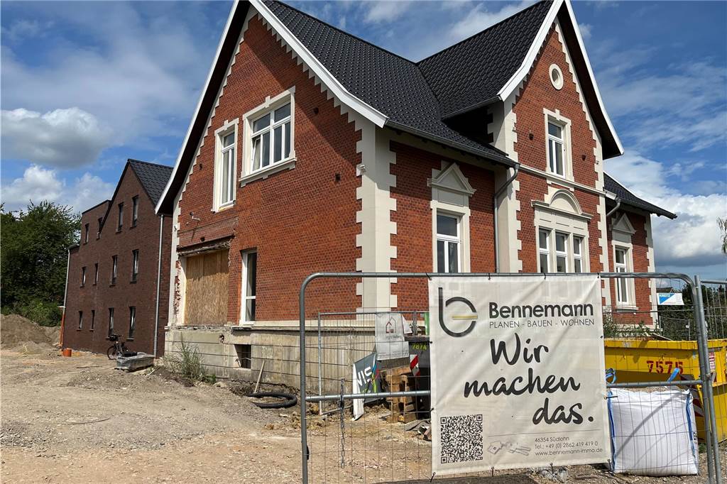 Im Vordergrund die alte Villa, dahinter der Neubau mit Wohnungen.