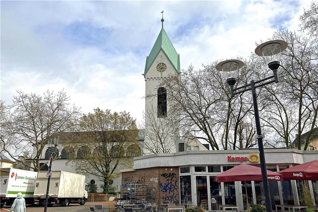 Neue Lampen für die Harkortstraße: Lieber kugelig rund oder schmal und schlank? Im Vordergrund die bauchige Leuchte; ein Stück weiter links die schmalere Variante.