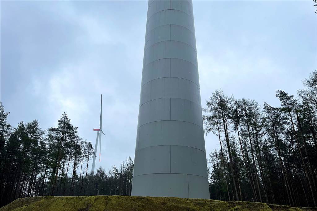 Windrad-Sprengung wird konkret: „Schubversagen über gesamte Turmhöhe“ Im Vordergrund ist das bereits neu errichtete Windrad zu sehen, im Hintergrund die Anlage, die gesprengt wird.