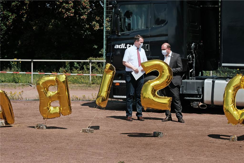 Das Autokino kehrt für einen besonderen Anlass zurück nach Dorsten Im Vordergrund wirbelte der Wind die Abi-Ballons durcheinander, im Hintergrund bereiteten sich Bürgermeister Tobias Stockhoff und Schulleiter Markus Westhoff im vergangenen Jahr auf ihre Reden bei der Abifeier vor.