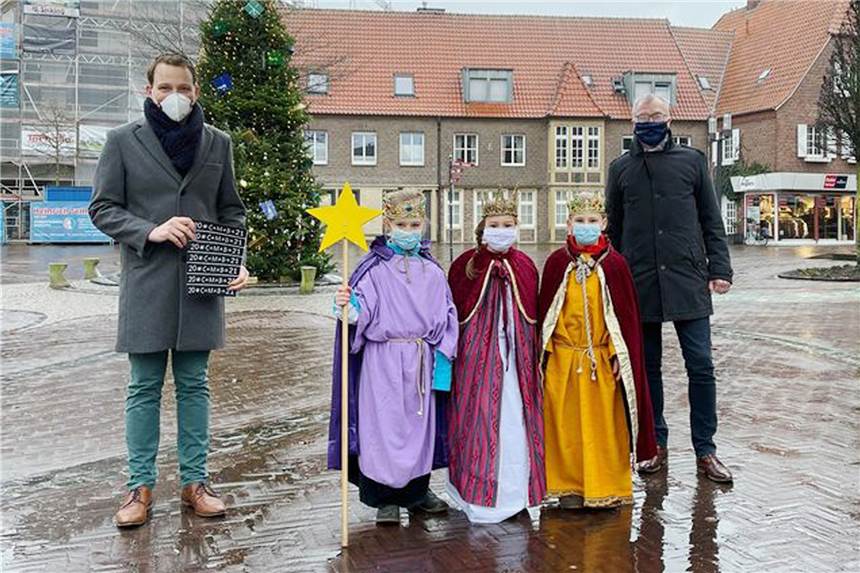Im Vorjahr haben die Sternsinger Anna, Marie und Sarah gemeinsam mit Bürgermeister Tom Tenostendarp (l.) und dem Ersten Beigeordneten Bernd Kemper die Sternsingeraktion eröffnet.