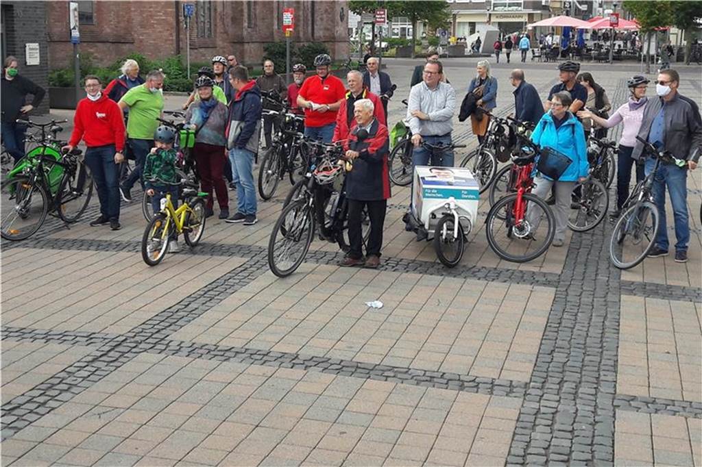 Gemeinsam in die Pedale treten: Stadtradeln in Dorsten erst später Im Vorjahr trafen sich mehr als 40 Teilnehmer am ersten Tag zum "Anradeln" auf dem Platz der Deutschen Einheit.