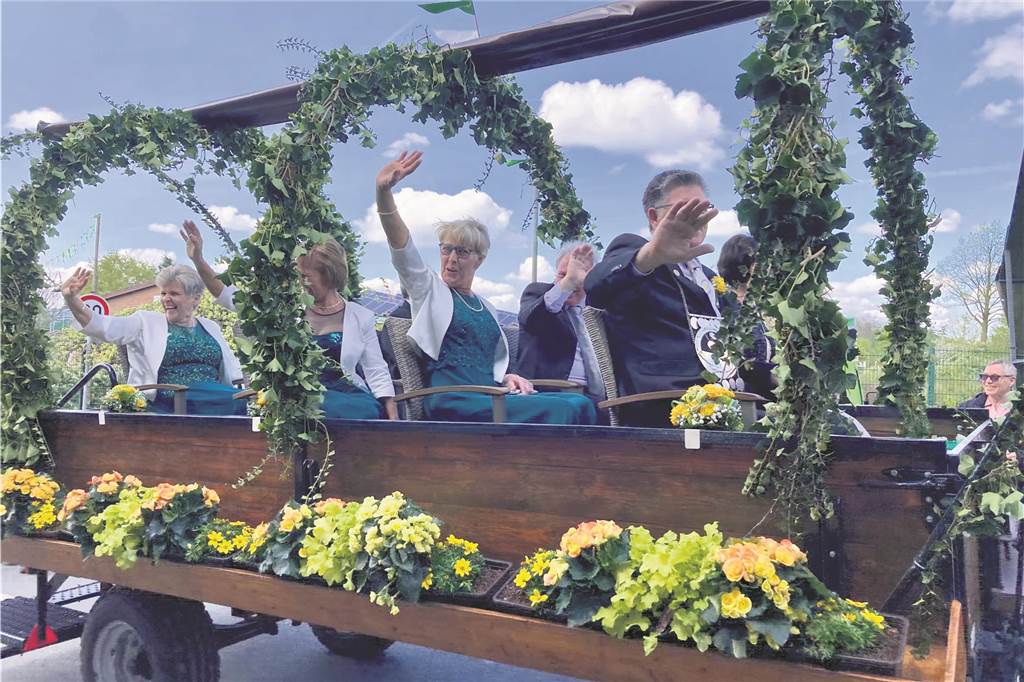 Schützenfest in Elmenhorst: Toller Umzug, tolle Stimmung - und die Sonne lacht Der Wagen der Erntegemeinschaft.