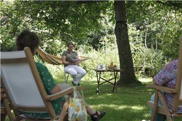 Im Walnuss-Garten in Davensberg liest Carmen Irmen „Die Walnuss Verschwörung“.