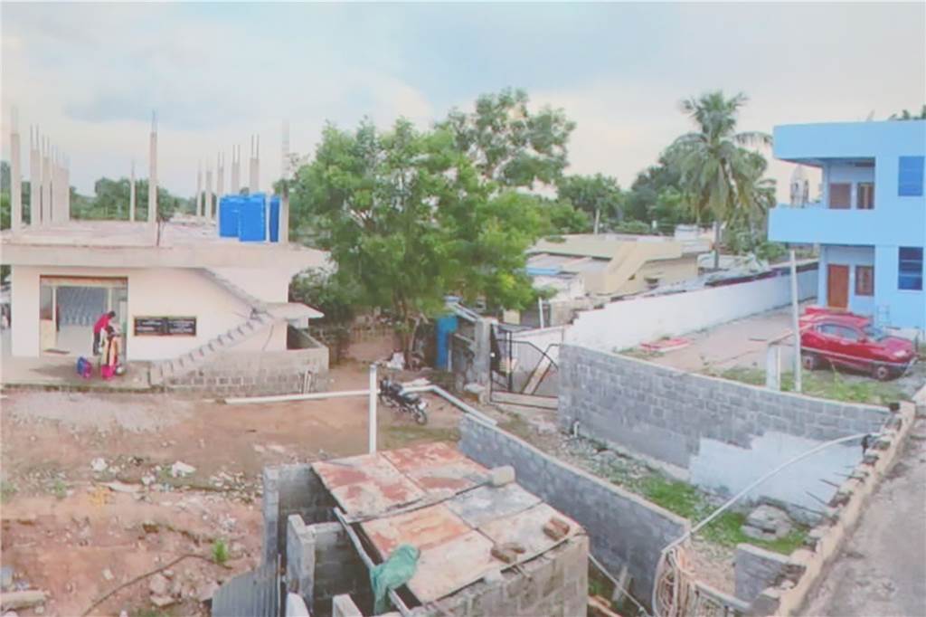 Viel Schermbecker Unterstützung für neues Wasserwerk in Indien Im Wasserwerk „Stender Mineral Water Plant“ (l.) wird seit zwei Monaten Trinkwasser für die Bevölkerung von Ponugodu und seinen Nachbarorten hergestellt.