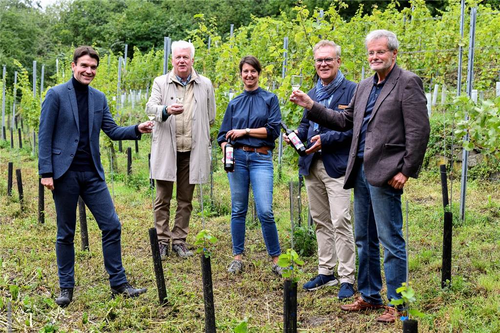 Im Weinberg verkosteten die Akteure den neuen Wein.