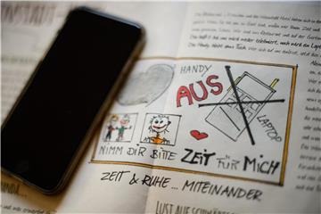 Im Weinstadt-Hotel sind Handys und Laptops im Frühstückssaal, auf der Sonnenterrasse und im angrenzenden Restaurant verboten. Foto: Sina Schuldt