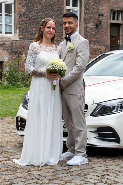 Vivien Buczkowski und Sedar Deste: Pandemie schmiedete sie zusammen Im weißen Mercedes ging es für Vivien und Sedar vom Standesamt zur Hochzeitsfeier auf der heimischen Terrasse.