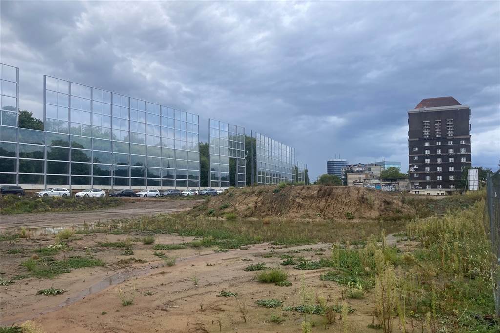 „Das ist ein Sahnestück“: Erstes Richtfest im neuen Innenstadt-Wohnquartier Im Westen des Areals, in der Nähe des alten Wasserturms, ist die Lärmschutzwand mit transparenten Glaswänden bereits montiert.