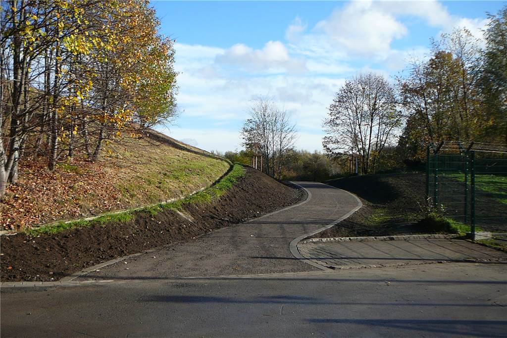 Umwege sind Geschichte: Ausgebauter Weg zum Deusenberg ist fertig Der Fußweg im Westen, im Vordergrund die asphaltierte Betriebsstraße.