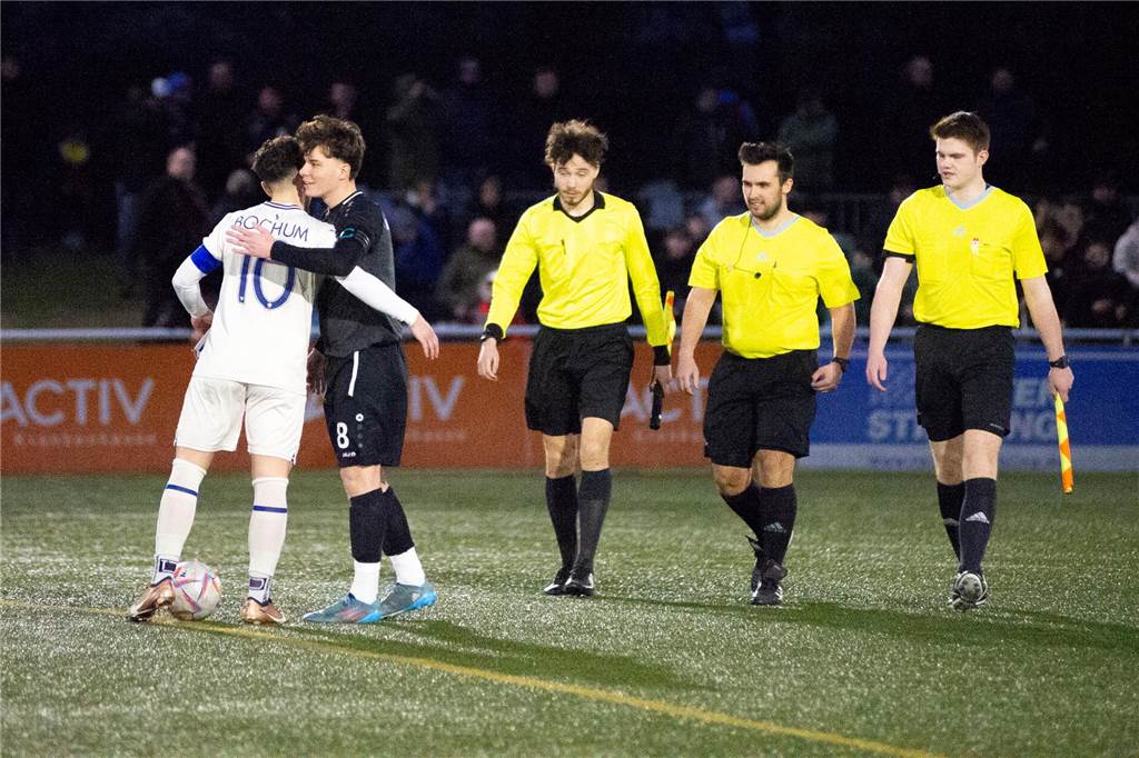 „Auch TuS Haltern hat mich sportlich gereizt“: U19-Kapitän erklärt Wechsel zum SV Dorsten-Hardt Auron Etemi vom TuS Haltern begrüßt mit Leon Tasov den Kapitän des VfL Bochum vor dem Beginn des U19-Westfalenpokalspiels.