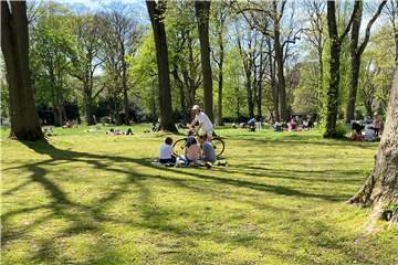 Im Westpark wie auch in allen anderen der besuchten Parks, waren zwar wenig Masken zu sehen. Zwischen den Gruppen auf den Wiesen lagen aber mehr als ausreichende Abstände.